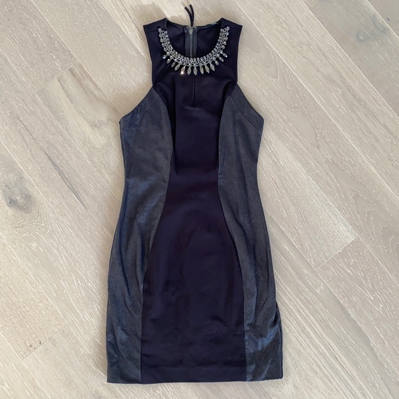 Guess dress with faux leather details and necklace - Picture 1 of 3